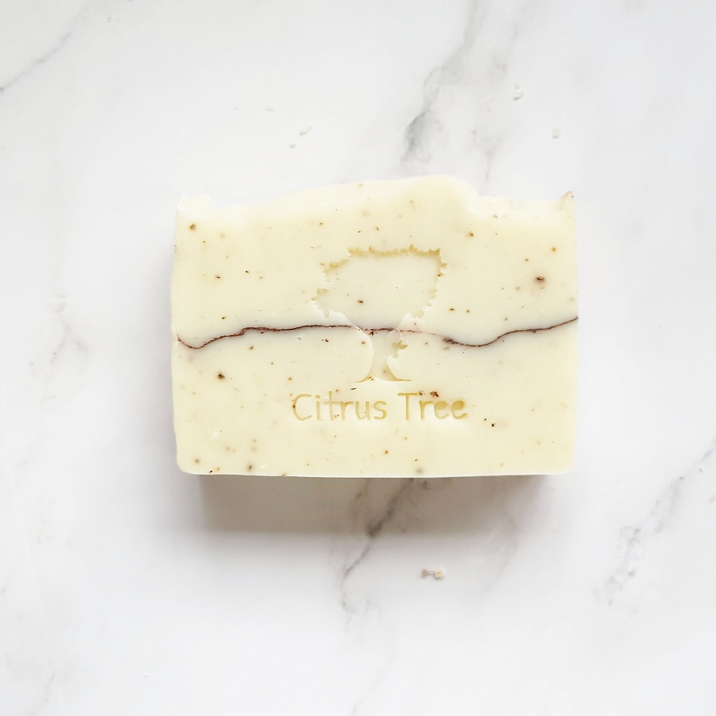 Citrustreesoap's tweet photo. Juniper 🌿

This simple soap is scented with Juniper + Rosemary + Lavender and has freshly ground juniper berries (the tiny specks). The line is made with Arjuna Bark powder.

It also is the only soap that ever got stamped! 

#soapmaker #soapshare #palmfree #coldprocesssoap https://t.co/SFhrKTeo5S
