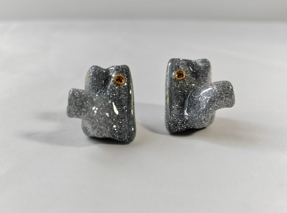 febosIEM's tweet photo. Okavango custom #silversparkle shell and faceplate
(Hybrid 1DD+6BAs)
.
Attention please: OKAVANGO default with #flat2pins 0.78mm, if you require #mmcx , Hisenior can specially arrange it for you.
.
#hisenior #febos #custominearmonitors https://t.co/UBB5ImpGe1