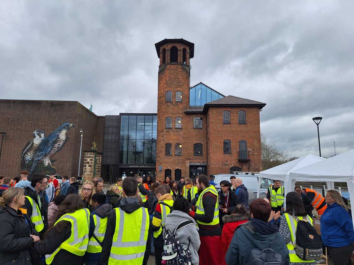 Students and staff from #DerbyUni recently took part in a Big Clean Up in Derby city centre as part of our Go Green Week activities. ♻️

The clean-up effort along the River Derwent was led by Think Ocean in partnership with @DerbyUni, @DerbyCollege and local businesses. 👏