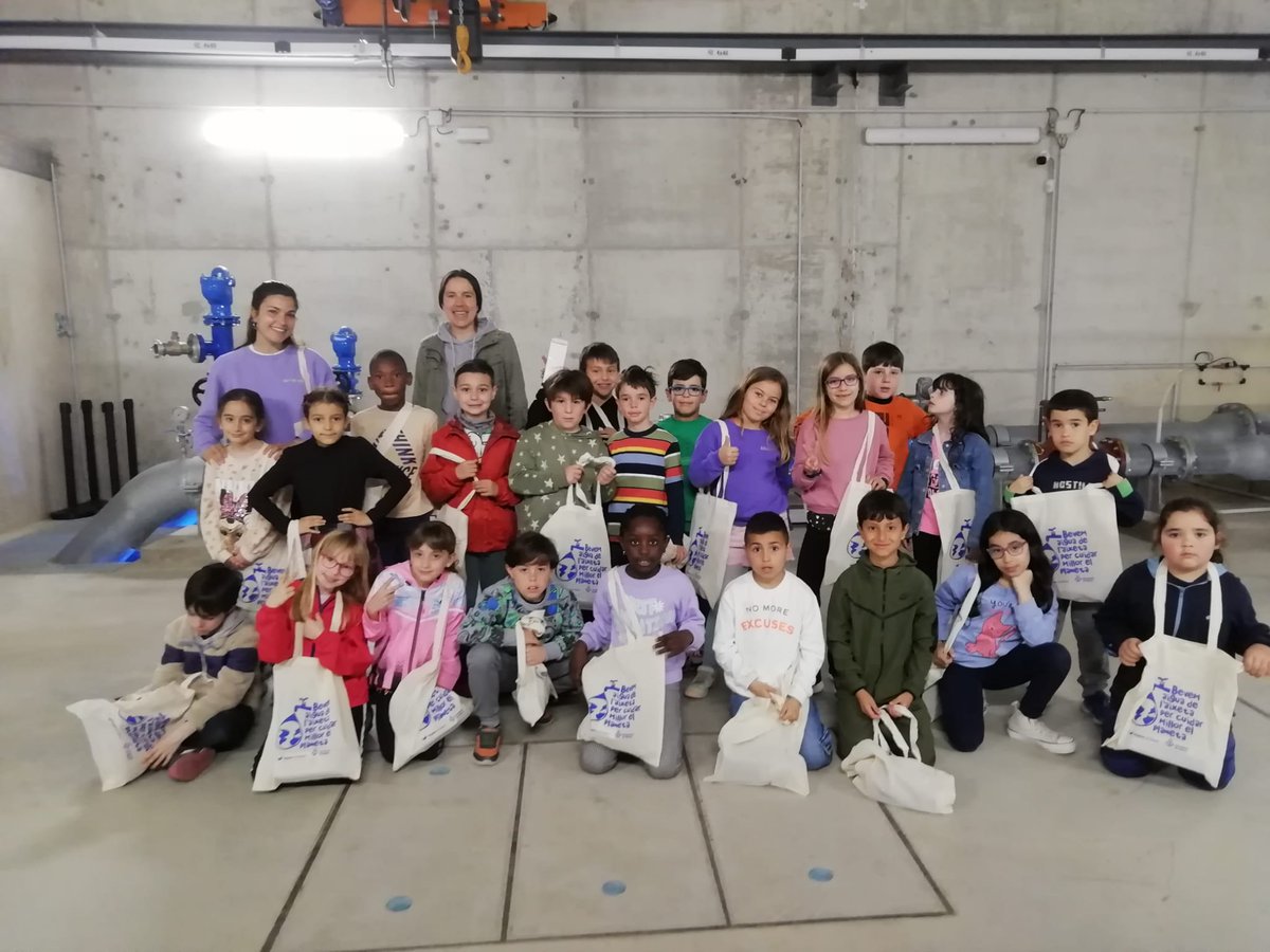 aiguesmataro's tweet photo. Dimarts 16 d'abril, l'alumnat de 2on de primària de l'escola Mare de Déu de Lourdes @mdlmataro  va visitar el dipòsit de Bellavista per parlar del cicle de l'aigua i descobrir el cicle urbà de l'aigua a Mataró. 
Esperem que gaudissin de la visita. 💕 https://t.co/UQoI9TMtON