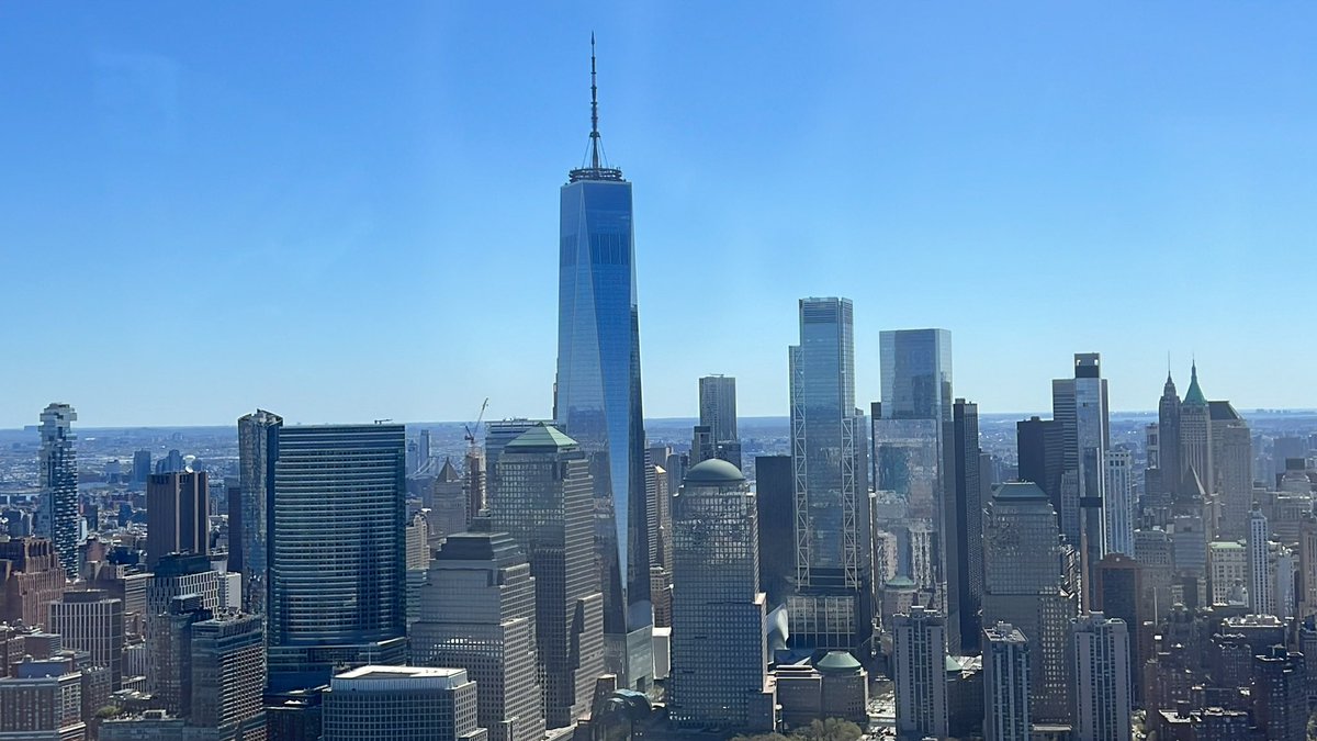 SandraNavidi's tweet photo. Perfect days are few and far between. Yeterday was a perfect day, starting with a helicopter flight.
“Die DNA der USA: Wie tickt #Amerika?,” nominiert für den Deutschen Wirtschaftsbuchpreis 2023 https://t.co/aGwQaeWk8B
#Helicopter #HeliFlight #Skyline #BigApple #NewYorkCity #NYC #NY #FinancialDistrict #Midtown #Manhattan #USA #America #UnitedStates #CentralPark #WorldTradeCenter #TheEdge #EmpireStateBuilding #ChryslerBuilding