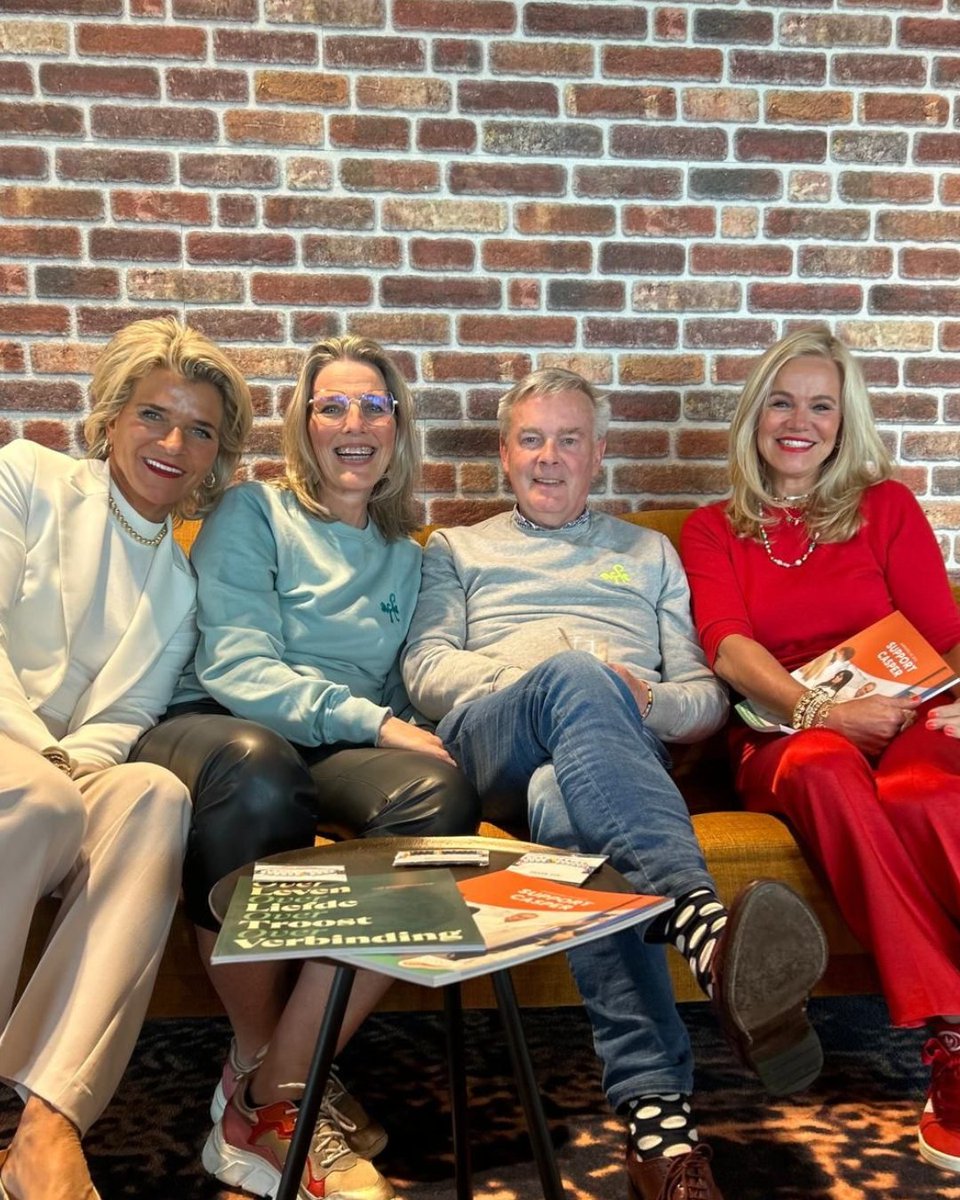 SupCasper's tweet image. Gisteren hadden we bijzonder bezoek van Debby van der Zande &amp;amp; Pascal van de Bunte!🤝 Directeur Sjoerd Zwanenburg deelde de missie van Support Casper en de impact van hun actie. Ze verkopen 'Stop Cancer' armbandjes waarvan de opbrengsten ons steunen in de strijd tegen kanker! 🧡💚