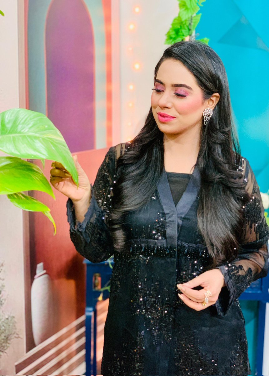 Lady in black 🖤 @samialiaqat at the sets of #eid special Chai Toast Aur Host @Dawn_News