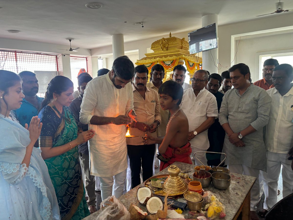 dvg4569's tweet photo. శ్రీరామ నవమి సందర్బగా 124 డివిజన్ కార్పొరేటర్ శ్రీ దొడ్ల వెంకటేష్ గౌడ్ గారు చేవెళ్ల పార్లమెంట్ కాంగ్రెస్ పార్టీ అభ్యర్థి శ్రీ గడ్డం రంజిత్ రెడ్డి గారి అల్లుడు రాజేష్ రెడ్డి గారు మరియు వారి కుటుంబ సభ్యులతో కలిసి పలు రామలయాలను దర్శించి ప్రత్యేక పూజా కార్యక్రమంలో పాల్గొనడం జరిగింది https://t.co/3F6IdKlEDh