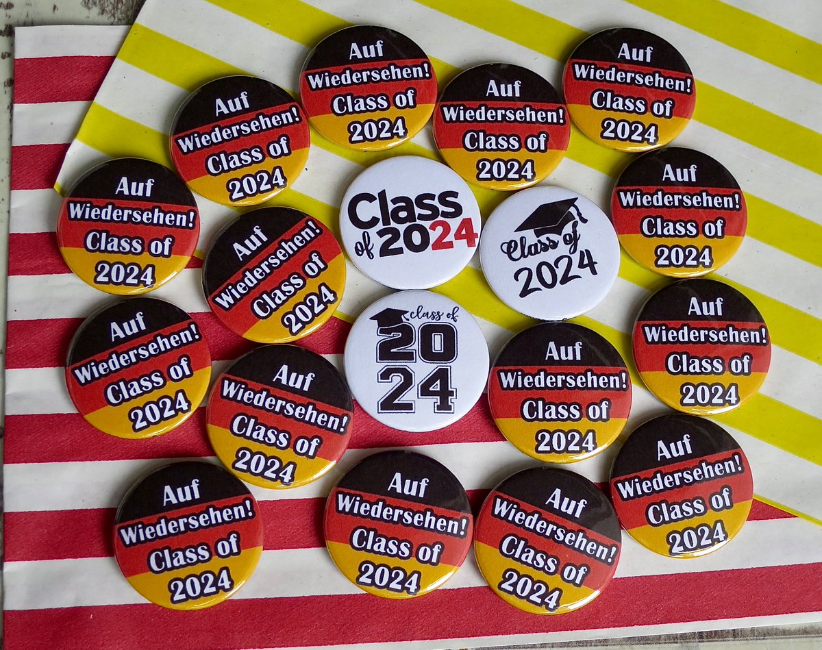 Auf Wiedersehen Class of 2024 Badges 🇩🇪  🎓  Great keepsakes for language schools 
buff.ly/3TYXBqn #AufWiedersehenClassof2024 #classof2024 #germanlanguage #badges #schoolleaver #25mm #badgemaker #year11 #year13 #keepsake