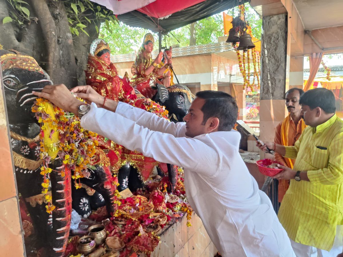 दुर्गा नवमी के पावन अवसर पर आज ग्राम सभा करवल मझगांवा में मां करवल देवी जी की पूजा अर्चना कर उनके श्रीचरणों में नमन किया। इस अवसर देवी मां के स्वरूप में कन्याओं का पूजन भी किया। मां भगवती की आराधना हमें मातृशक्ति को सशक्त करने की प्रेरणा प्रदान करती है। @BJP4UP