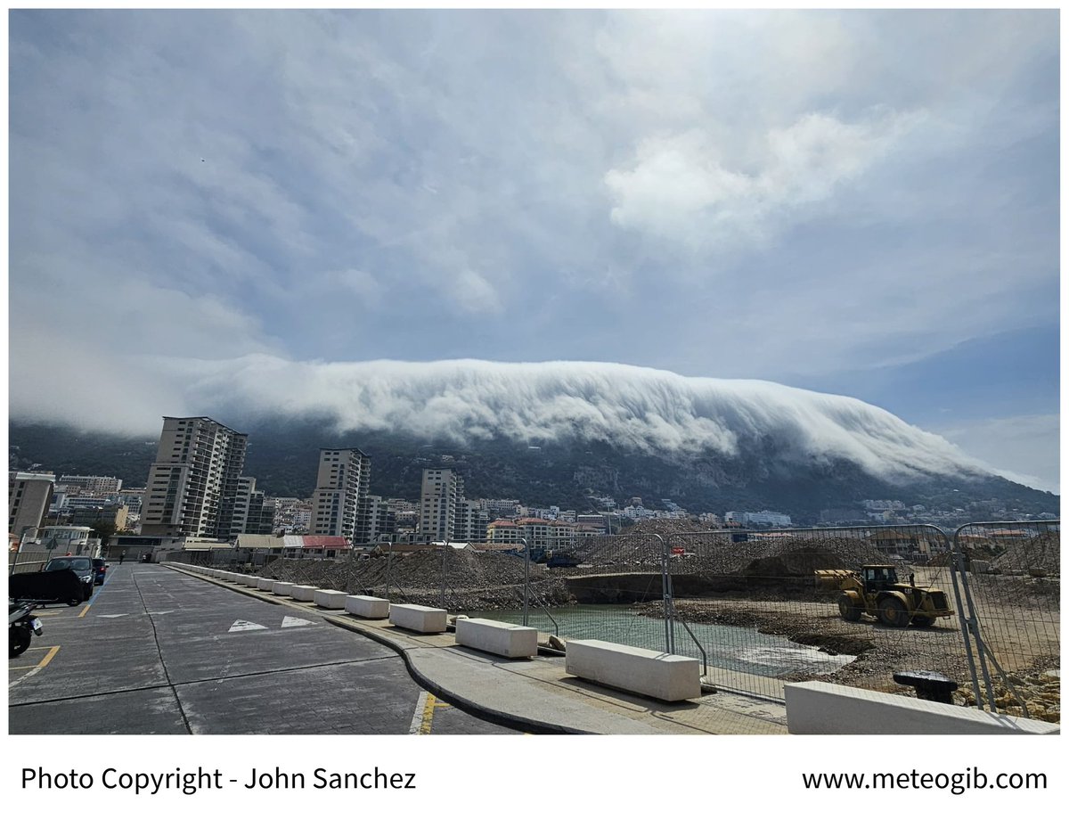 #Gibraltar - 27/04 - a stunning pic of that Levanter cloud cascading over the Rock, in addition to those high cirrus clouds - photo thanks to MeteoGib follower John @viewtothenorth - at 1pm, the temperature is now 20C, in a gentle or moderate Northeasterly breeze.