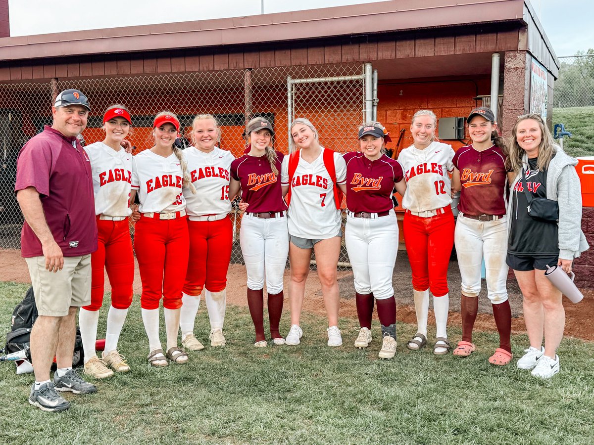 Always a good day when I get to see my Phoenix fam!! So proud of all of the girls tonight!! <a href="/aleahdavis22/">Aleah Davis</a> &amp; <a href="/MadisonIng1525/">Madison Ingram</a> w/ homers! <a href="/Beccamerrick934/">Becca Merrick</a> w/ 3 RBIs <a href="/cr97618/">Morgan McCrary</a> w/ 2 doubles! <a href="/SydneyBlewett/">Sydney Blewett</a> going 3-3 &amp; <a href="/carsonnn_wood/">carson wood</a> w/ 2 big hits! <a href="/AddisonClark26/">Addison Clark</a> gave up 0 walks!!!!