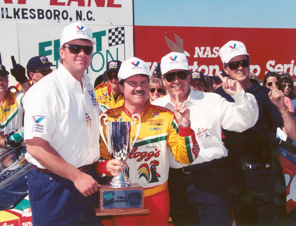 Terry Labonte won the 1994 First Union 400 at North Wilkesboro 30 years ago today. 🏁 It was his 3rd Winston Cup win at North Wilkesboro, and his first win for Hendrick Motorsports. #TexasTerry 🏁