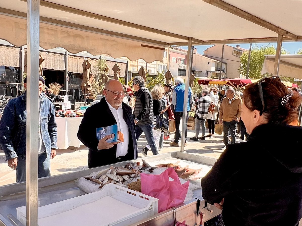 🍓Énormément de monde ce matin sur le plus beau marché de France 🇫🇷 à Sanary-sur-Mer. Du soleil☀️, des senteurs, des sourires et la bonne humeur du #Var.😉 #VivementLe9Juin avec @J_Bardella