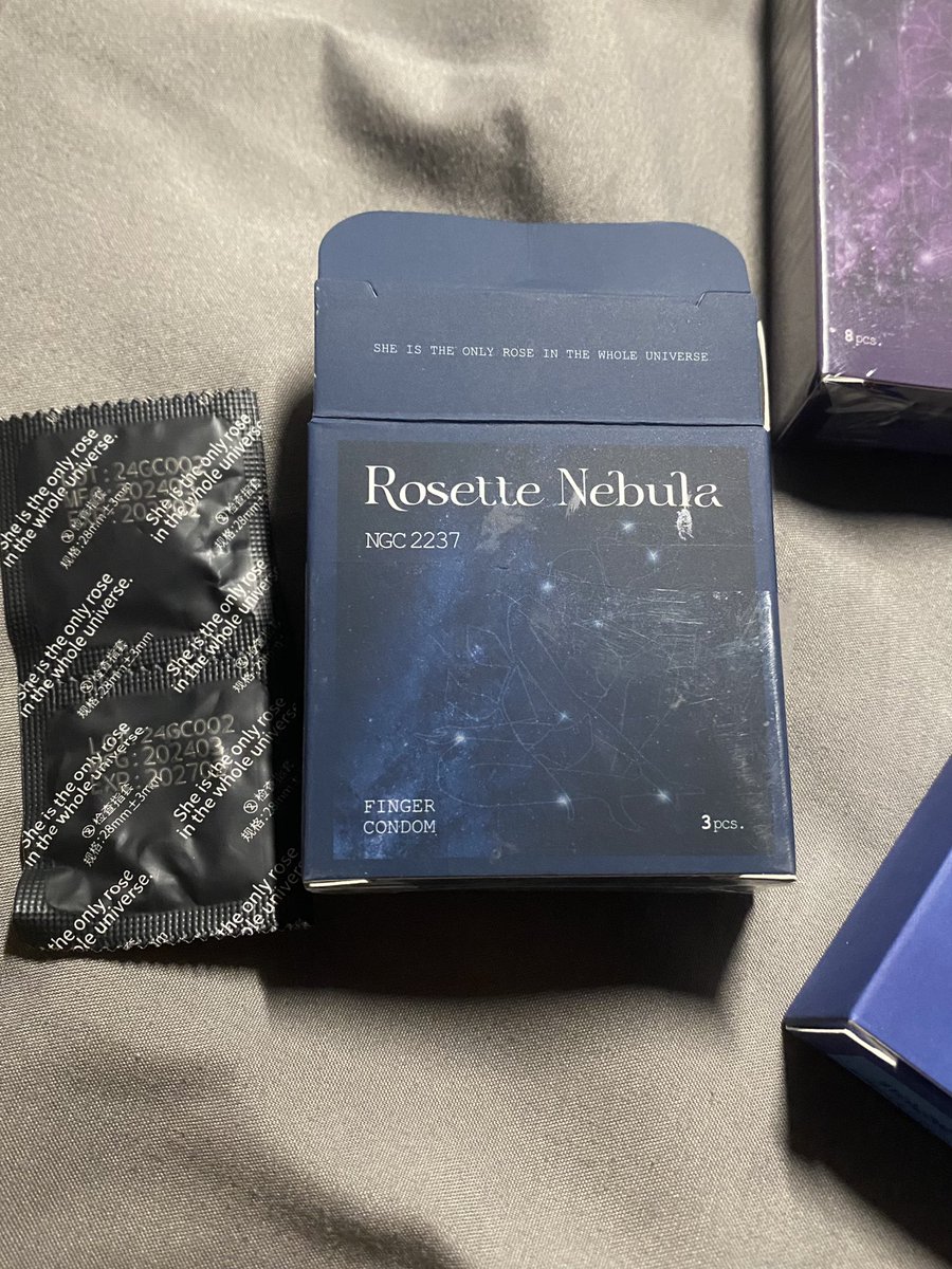 给大家推荐一款指套😘
牌子的名字是瑰辰。无香款的适合对气味敏感的人，不会引起不适感。而玫瑰香款式的指套则添加了玫瑰香味，可以感受到淡淡的芬芳，让整个过程更加愉悦和放松。根据个人喜好选择适合自己的款式更加舒适哦。