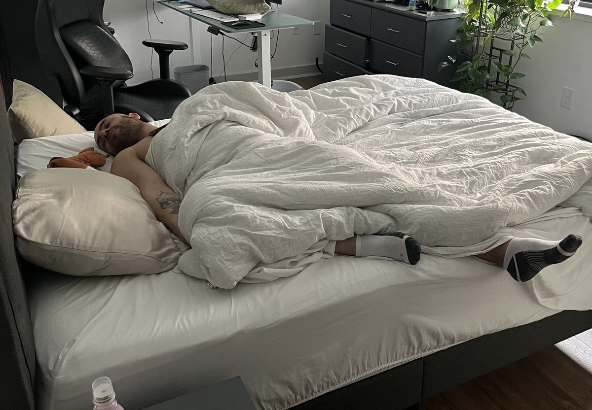 needbreadsticks's tweet photo. Him: “I never get any sleep because you take over the whole bed”
Also him: https://t.co/HjEvmz0WvT