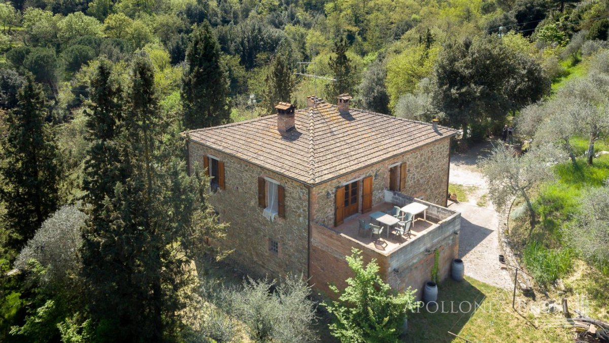 italianhousesforsale.com/property-in-it…
In the green #ValdiChiana countryside, old stone #Tuscan country house with stunning views and an olive grove, partly restored, near #Sinalunga, Lake #Trasimeno and #Cortona. €330,000.
#italy #property #tuscany #toscana #siena #luxury #luxuryhomes