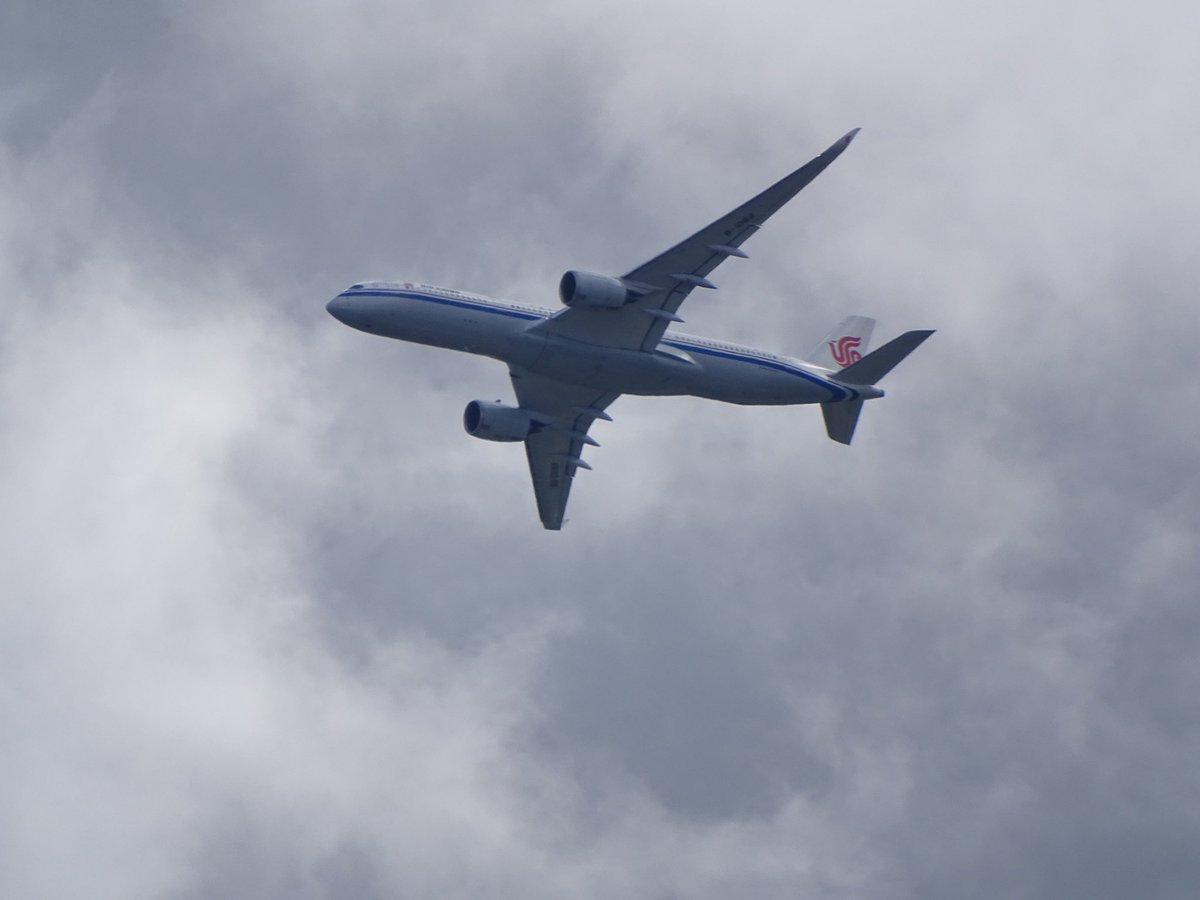 A couple of Chinese heavies outbound from Gatwick this morning @TheSnoopySnoop @Sx60Contrails @Saint1Mil @NZ_Trav @scan_sky