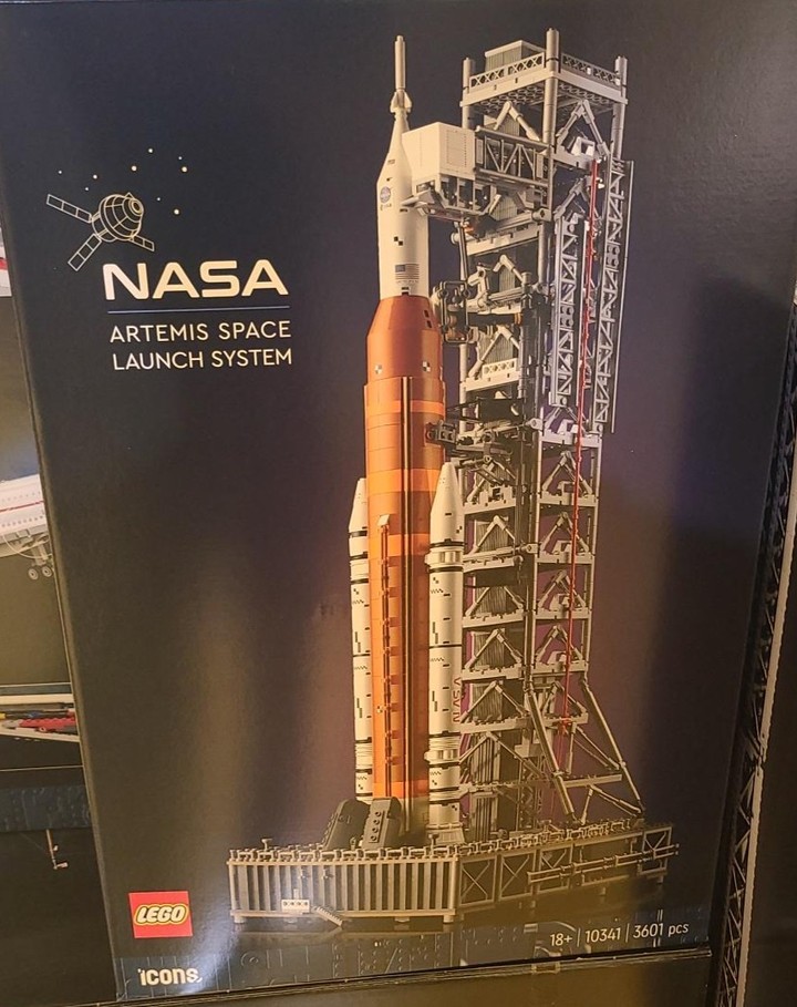 First look at the new LEGO Icons Artemis Space Launch System! Release: May 15th Price: $259.99 Pieces: 3601 #legonews #legoleaks #lego #Space #NASA