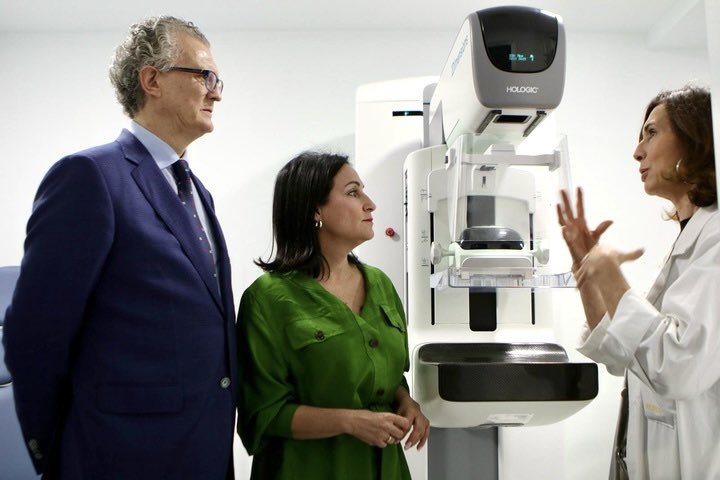 El hospital de #Yecla instala un nuevo mamógrafo de contraste que permite realizar estudios más rápidos y precisos. El consejero de @Murciasalud explicó que «los resultados de la prueba son similares a los de la resonancia magnética de la mama y permiten detectar tumores más