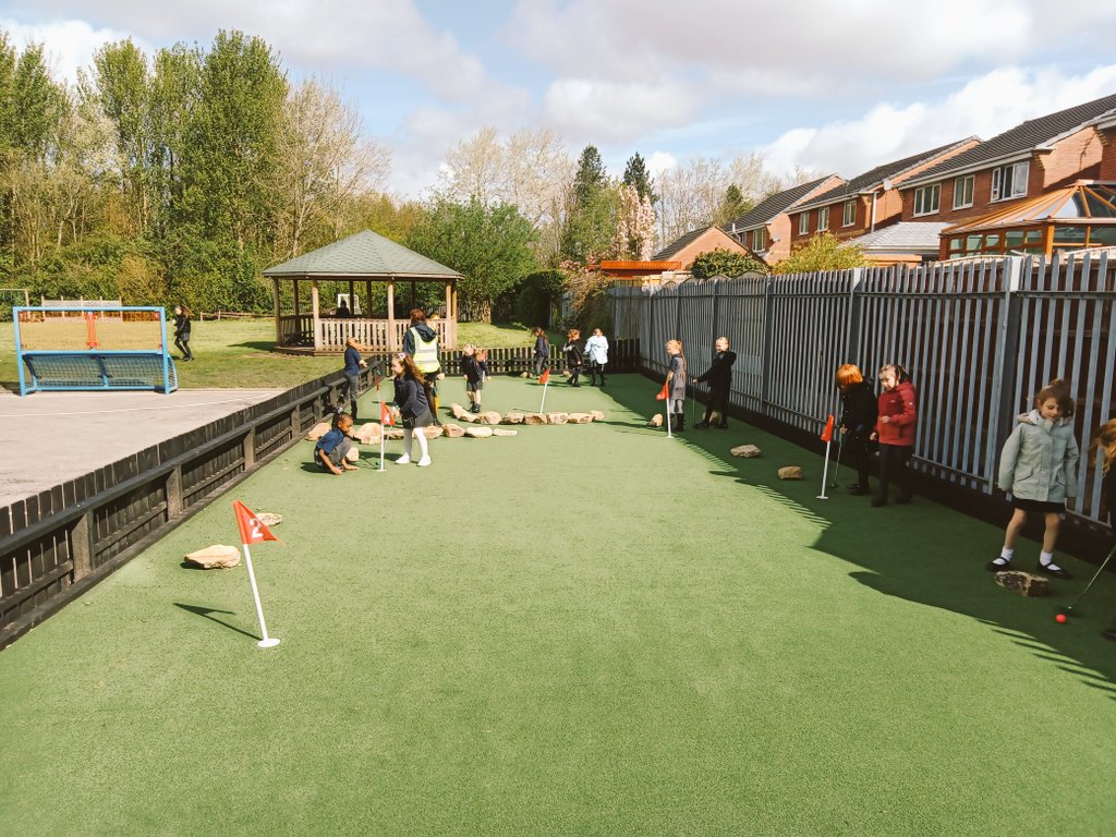 Year 3 had a wonderful time on the mini-golf course this morning! Year 3 thought it was 'Golf-tastic'!! @MrGSGC