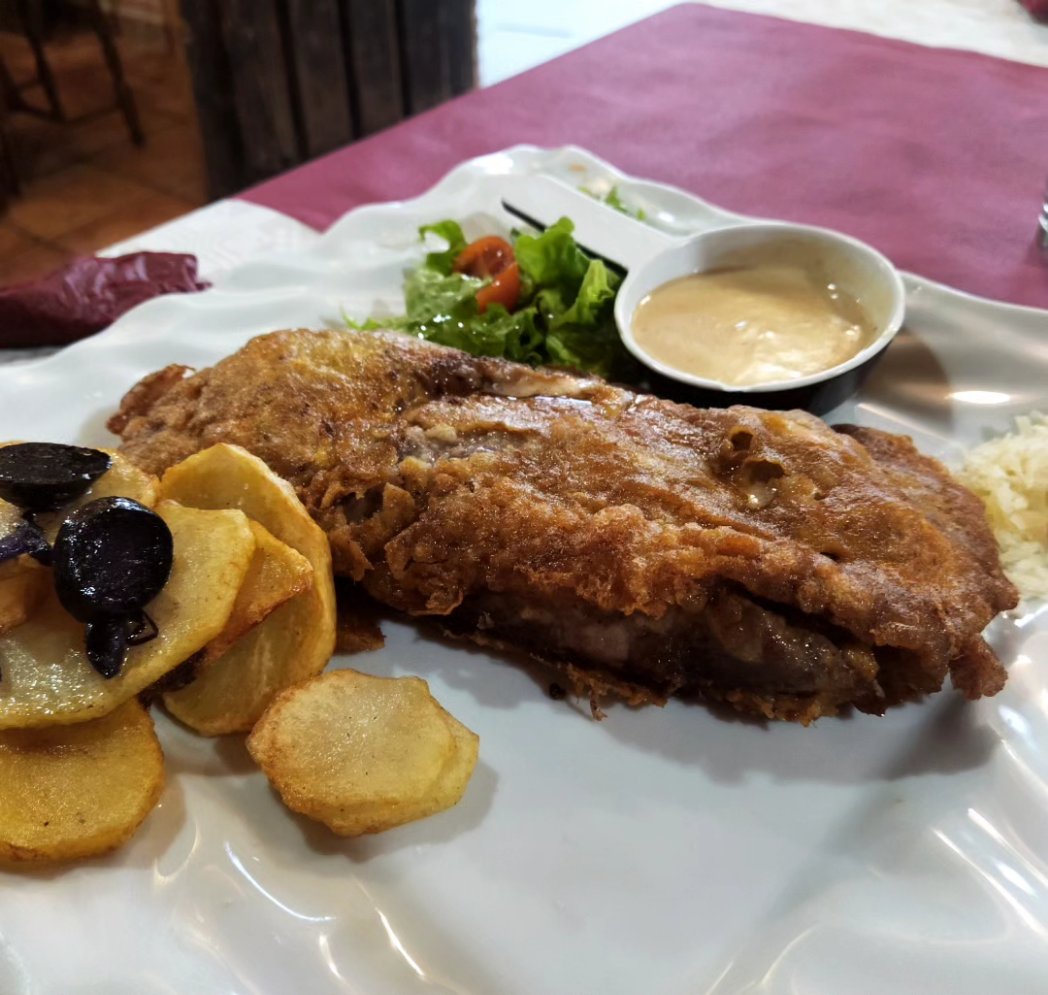 🥩 🅒︎🅐︎🅢︎🅐︎ 🅐︎🅝︎🅘︎🅒︎🅔︎🅣︎🅞︎ 🥩 Casa astur-leonesa, se inclina por lo primero, tortus y cachopos como bandera y reclamo. Pote y fabada también asoman. Ricos cachopos, rebozados. Lo mejor, crujientes y finos tortus de maíz, boletus, picadillo o huevo 🤤🤤🤤