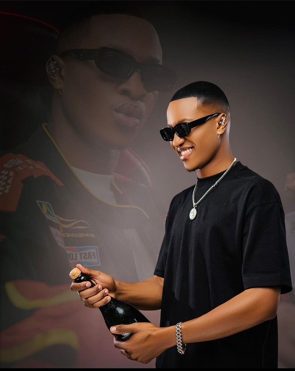 iamnally_'s tweet image. My fake fave with 5 fans, Mich you causing tears...they never saw you coming with your 5 fans 🤣🤣🤣

CONGRATULATIONS MICH
MICH X METRO FM AMBASSADOR 
#MichMazibuko
#Michigans