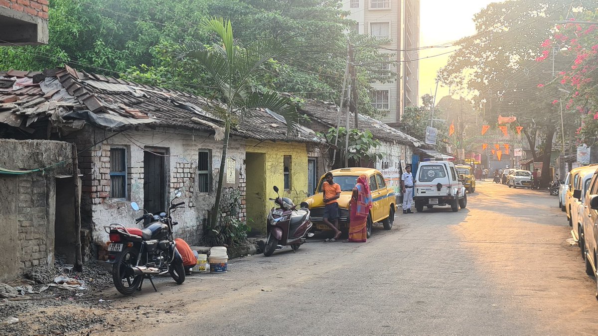 Ballygunge backstreet during the golden hour. #Kolkata