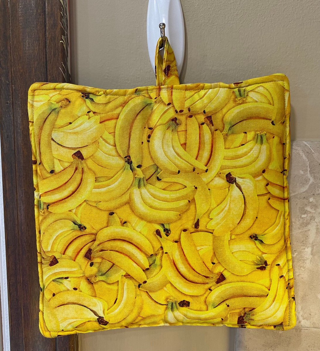 Banana themed potholders available. foreverhomequilts.etsy.com/listing/171370… 🍌🍌#etsy #banana #fruit #kitchen #potholder #cooking #baking