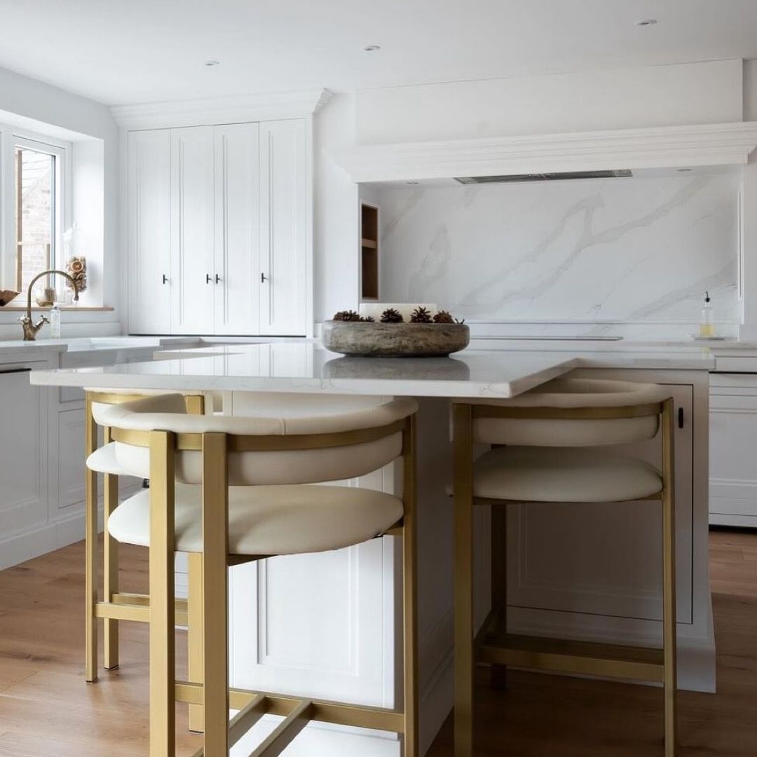 The CRL Quartz Calacatta Dorado worktops and splashback, installed by @MagmaLtd, look stunning paired with the white shaker cabinets in this kitchen by Todd James 😍 . #calacattagold #splashback #worktop