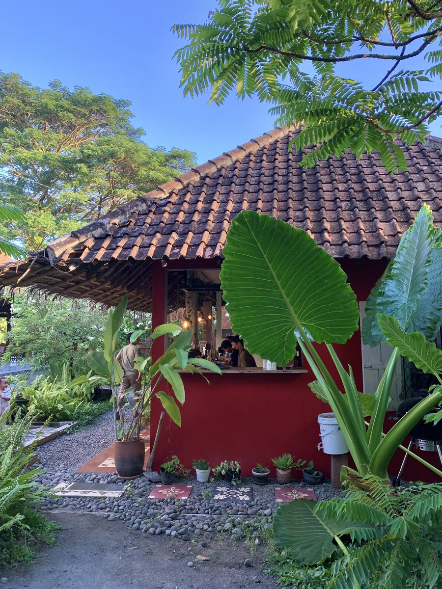 Kunobatkan sebagai toko dessert favorit di daerah Jogja dan sekitarnya. Namanya Sena, lokasinya di Kasihan, Bantul. Agak jauh dr pusat kota, tapi justru itu nilai ++nya 🍁