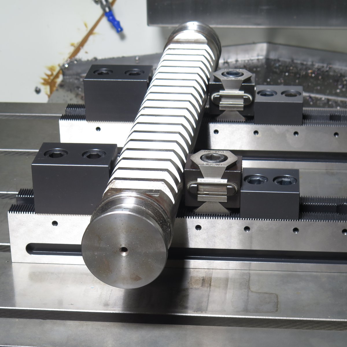 When you need a strong and reliable clamping system, the Multi-Rail Systems largest one RH is what you need.
The maximum clamping force in this system is a whopping 100 kN. Thanks to its long design (up to 800mm), even the largest workpieces can be clamped. #okvise #workholding