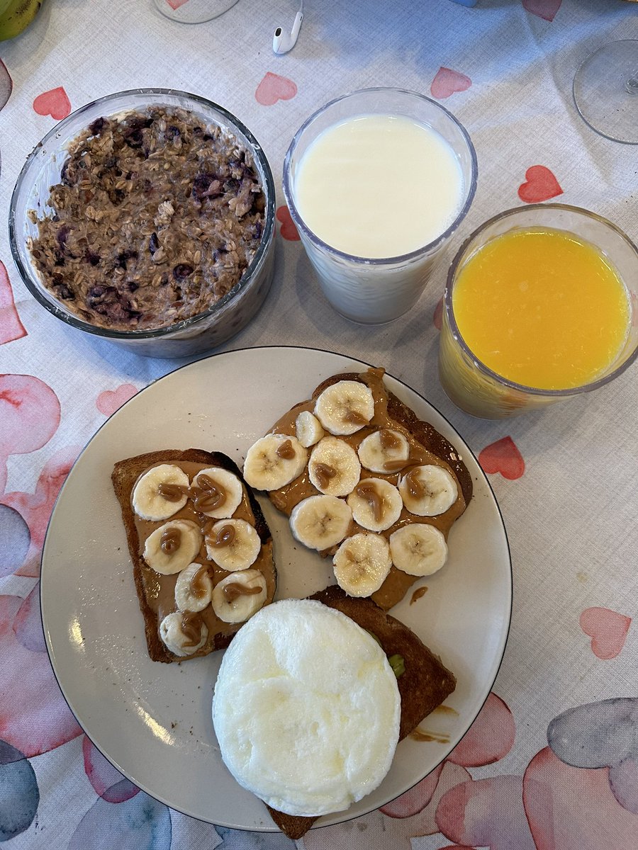 Workout Run then Breakfast👊🏽🏃🏽‍♂️🫡😋 An 8K for 5x 1 minute, 1 Hour for 20 minutes, and another 8K for 5x 1 Minute (3:33 run pace)🤪 Albeit the smaller crowd today, run felt good/strong⚒👍🏽🤙🏽💪🏽 Overnight oats, toasts, and egg whites; BOOYAH! Toronto Marathon in 18 days.…