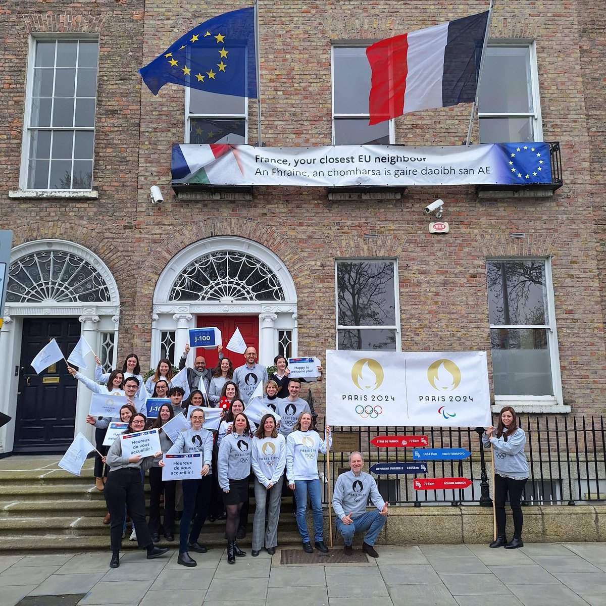 Only 100 days to go until @Paris2024 ! The Paris 2024 Olympic and Paralympic games are just around the corner 🏅🙌 #TeamFrance looks forward to welcoming you 🇫🇷 📷 Team @FranceInIreland on Merrion Square #EquipedesFrançais #Paris2024 @francediplo