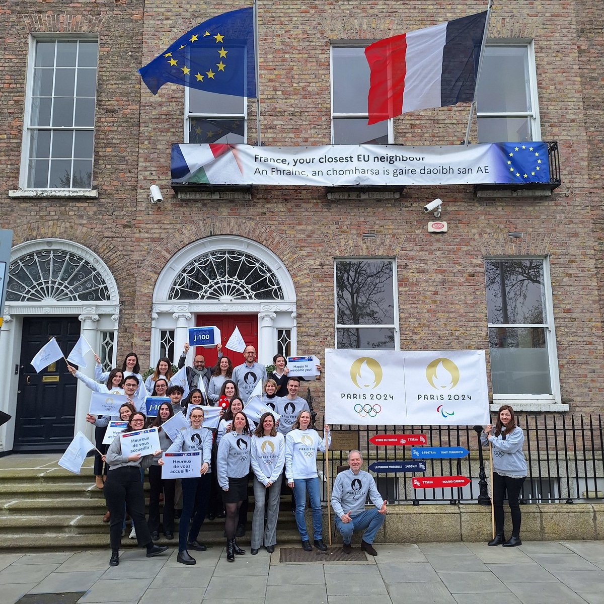 Only 100 days to go until @Paris2024 ! The Paris 2024 Olympic and Paralympic games are just around the corner 🏅🙌

#TeamFrance looks forward to welcoming you 🇫🇷

📷 Team @FranceInIreland on Merrion Square

#EquipedesFrançais #Paris2024 @francediplo