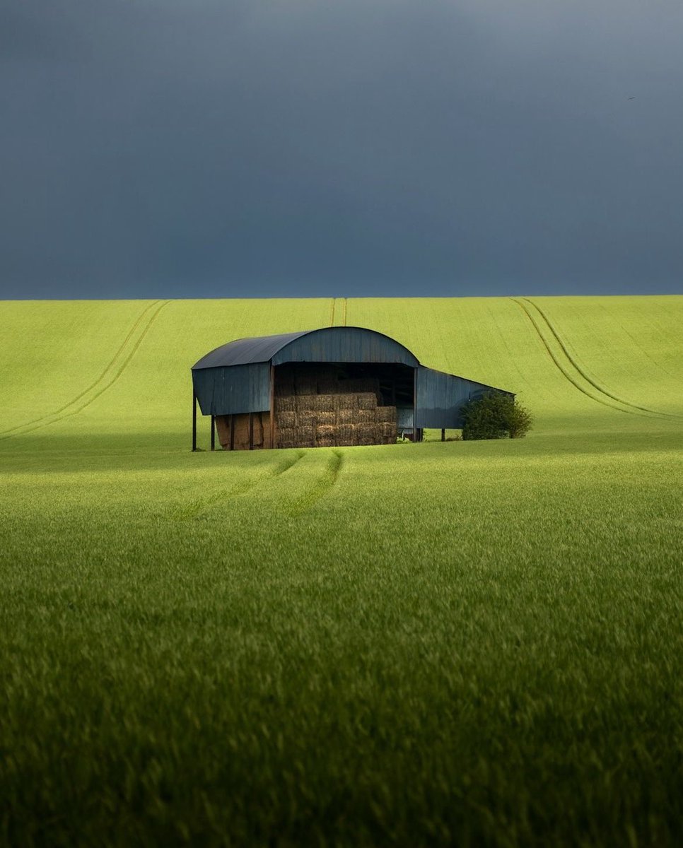 Great use of light in this image of a barn, captured by Instagrammer _pixchar 

#sheclicksnet #femalephotographers #women #photography #femalephotographer #landscapephotography #landscape #field #barn #stormysky