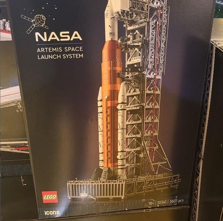 HOLY COW !!!
3601 Pieces
More details to follow . . .
#lego #legoleaks #nasa #artemis #rocket