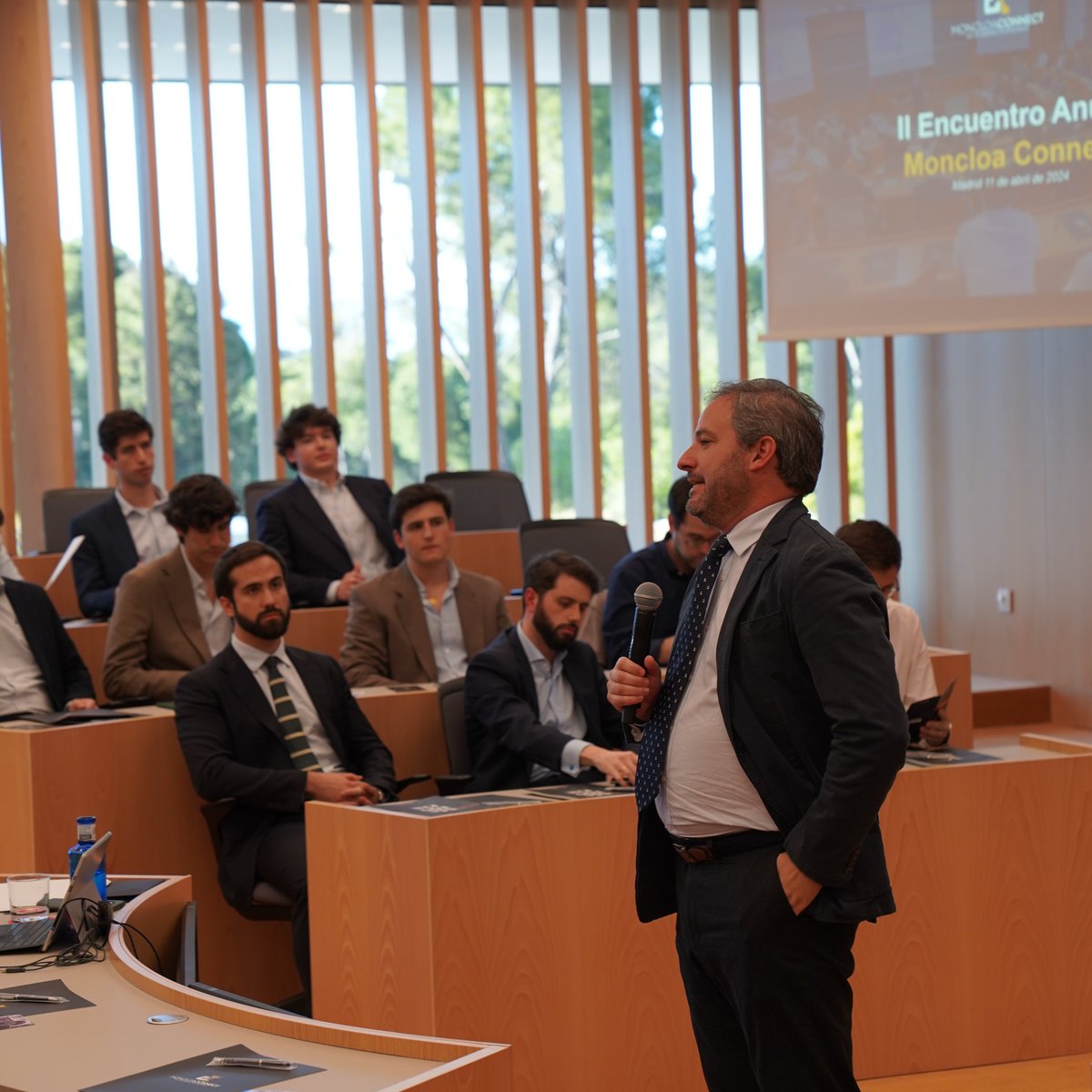 CmMoncloa's tweet photo. La semana pasada tuvimos el II Encuentro Anual de Moncloa Connect organizado en el @iesebschool.

Gracias al profesor Juan Luis López Cardenete por su sesión magistral y a todos los colegiales y antiguos colegiales que acudisteis al evento.

#ParaServirServir #RedProfesional https://t.co/r3wMMV7KGq