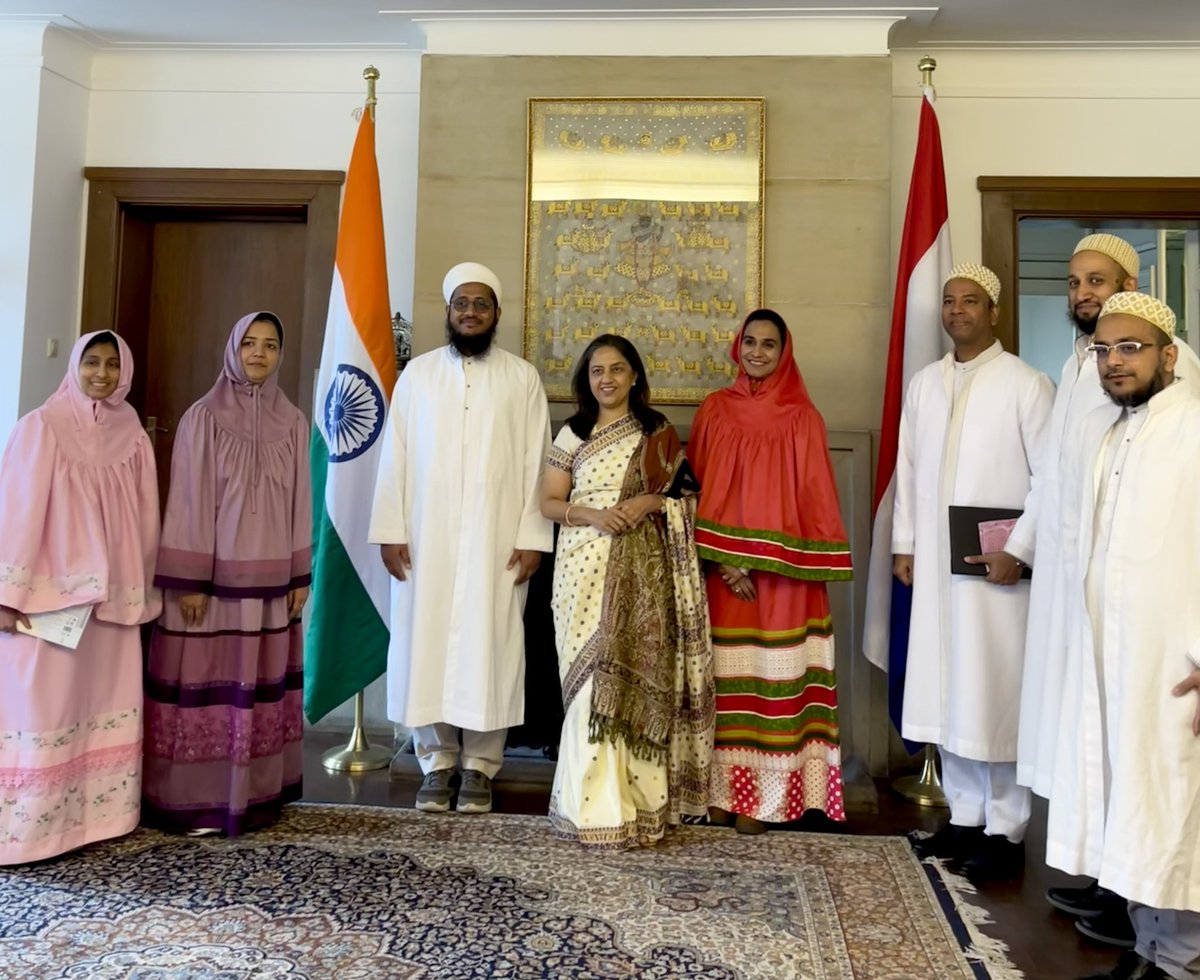 Amb @reenat_sandhu was pleased to receive Mr. Hatim Baghwala, Minister Anjuman E Ezzi and members of the Dawoodi Bohra community in the Netherlands at India House on the occasion of Eid. #EidulFitr2024 @DiasporaDiv_MEA @IndianDiplomacy