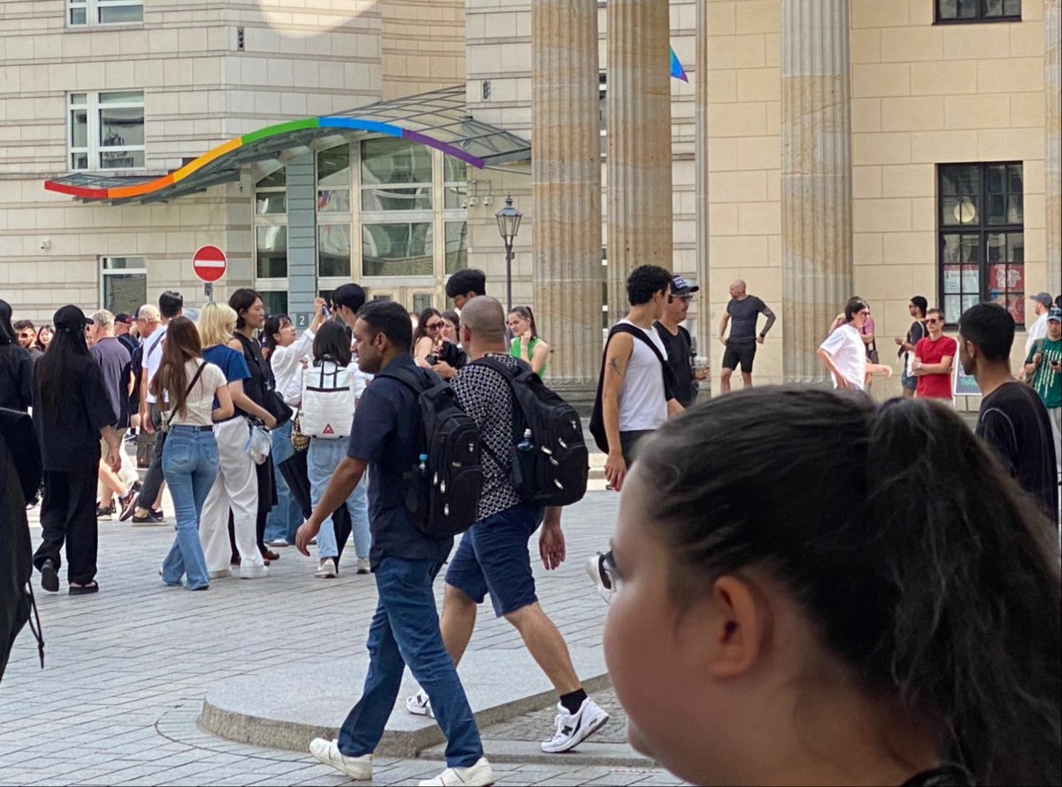 #QueenOfTears Germany filming sightings of actor #KimSoohyun.

OP said, “I heard Queen of Tears has good viewership rating. Is it really that good? I haven't watched it yet. Last July, I bumped into them filming near the Brandenburg Gate in Berlin. The man looked like Professor