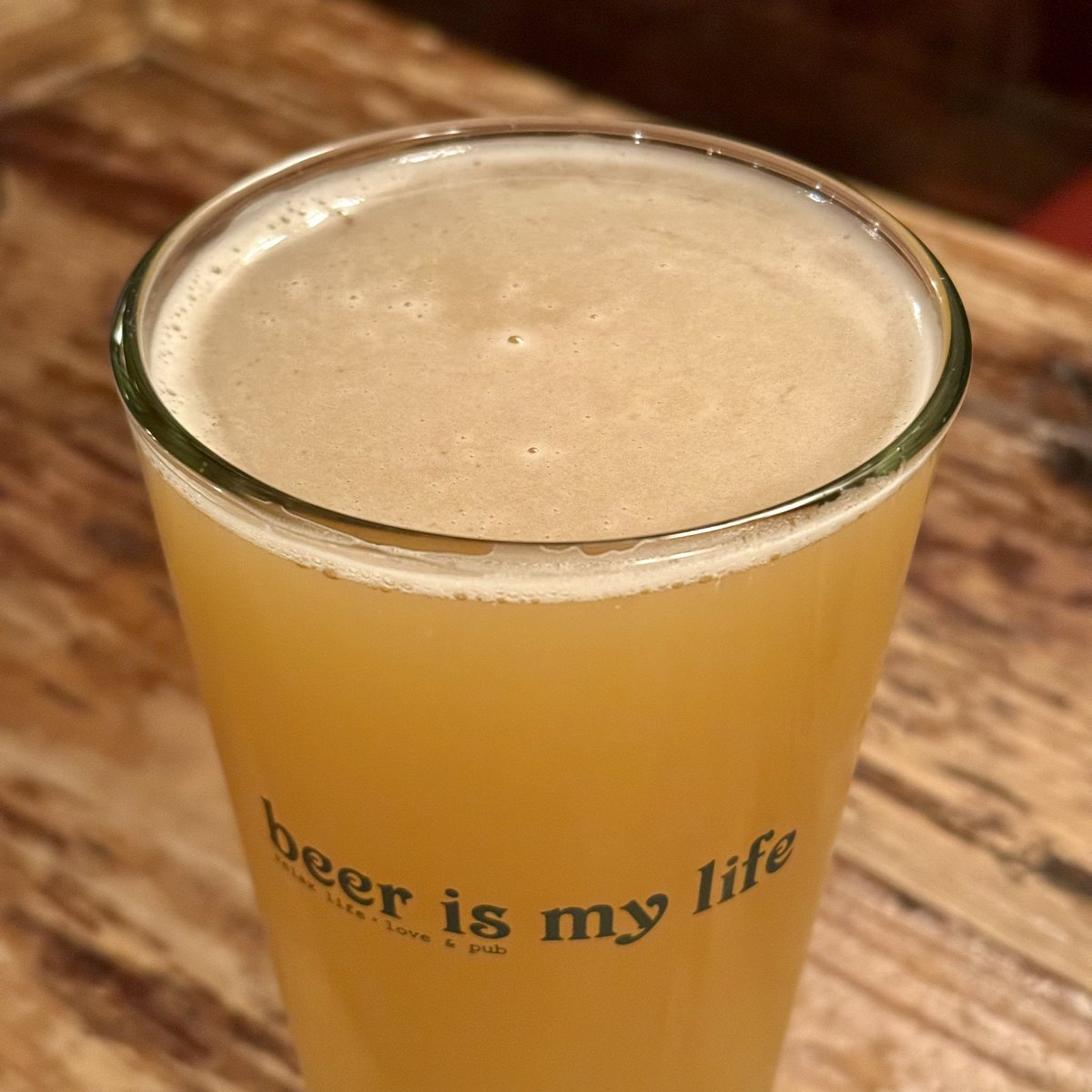 BaseBumps's tweet photo. 続きまして🙈ストックホルムの #Omnipollo がアメリカ西海岸の #MonkishBrewing とコラボして産まれた #FoggyWindow #DIPA
柑橘のジューシーな香りと舌触りが溢れる魅惑の一杯ですぜ🐒コレを樽で呑める幸せ🙉

お供に大将お手製のコンビーフ🐮とフムス🐥の塩気がちょうど良く…🦧

「beer is my life」 https://t.co/CZ5SB13WWd