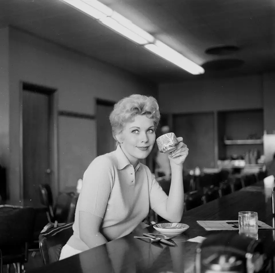 @Laurent76300739 📷
Kim Novak poses for a portrait in a coffee shop in Los Angeles, 1955.
© Earl Leaf / Michael Ochs Archive / Getty Images
Earl Leaf, known as the 'Beatnik Photographer'
#KimNovak #EarlLeaf