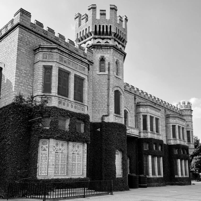 Celebrating our shared heritage 🇬🇧 🤝 🇮🇳 Ahead of #WorldHeritageDay, can you guess the name of this marvellous monument in Namma #Bengaluru that was modelled on the Windsor Castle in Berkshire? 🏰