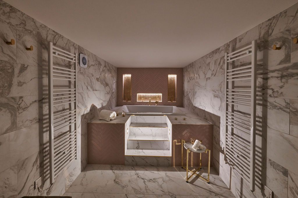 CastleHouseNott's tweet photo. **Indulge in Luxury! 🌟🏡**

Book now and elevate your retreat! Just imagine unwinding in a bathtub like this!!

 #LuxuryEscape #CastleHouse #Getaway https://t.co/sLN31KpMdS