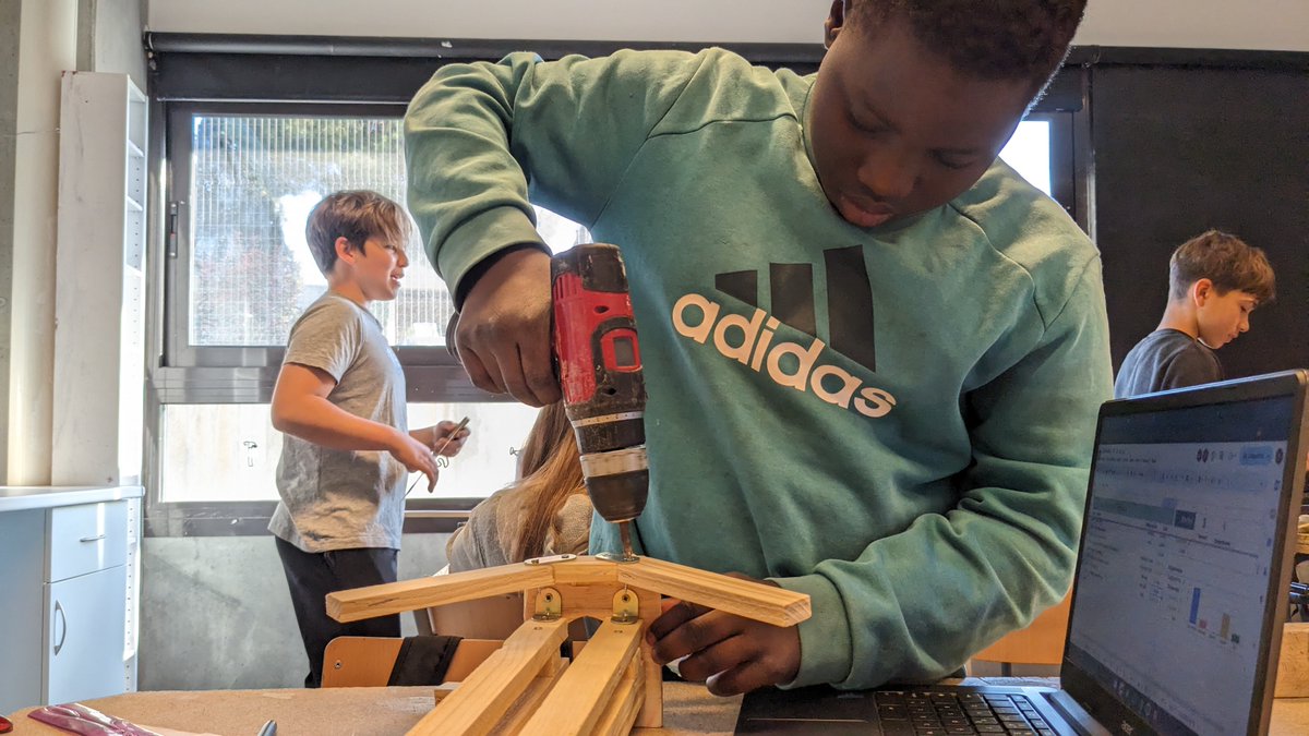 Aquest divendres 19 d'abril una petita representació de nois i noies de 1r d'ESO participarà a la #STEAMconf24 <a href="/STEAMConfBCN/">STEAMConf Barcelona 2024</a>. Un taller dirigit per ells destinat a professionals de l'educació per compartir com treballem el #ABP. Tot quasi apunts!