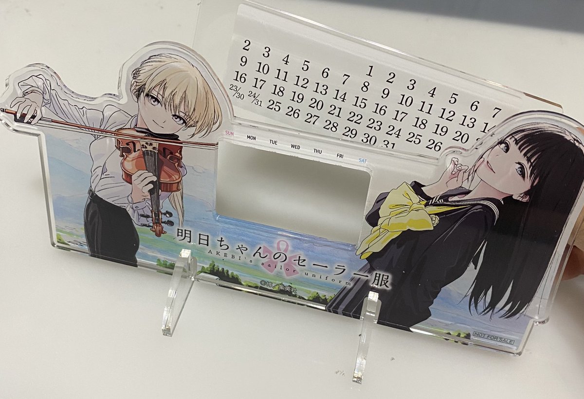 カレンダー部分は分かれていて左右にずらすことで1〜12月まで対応でき