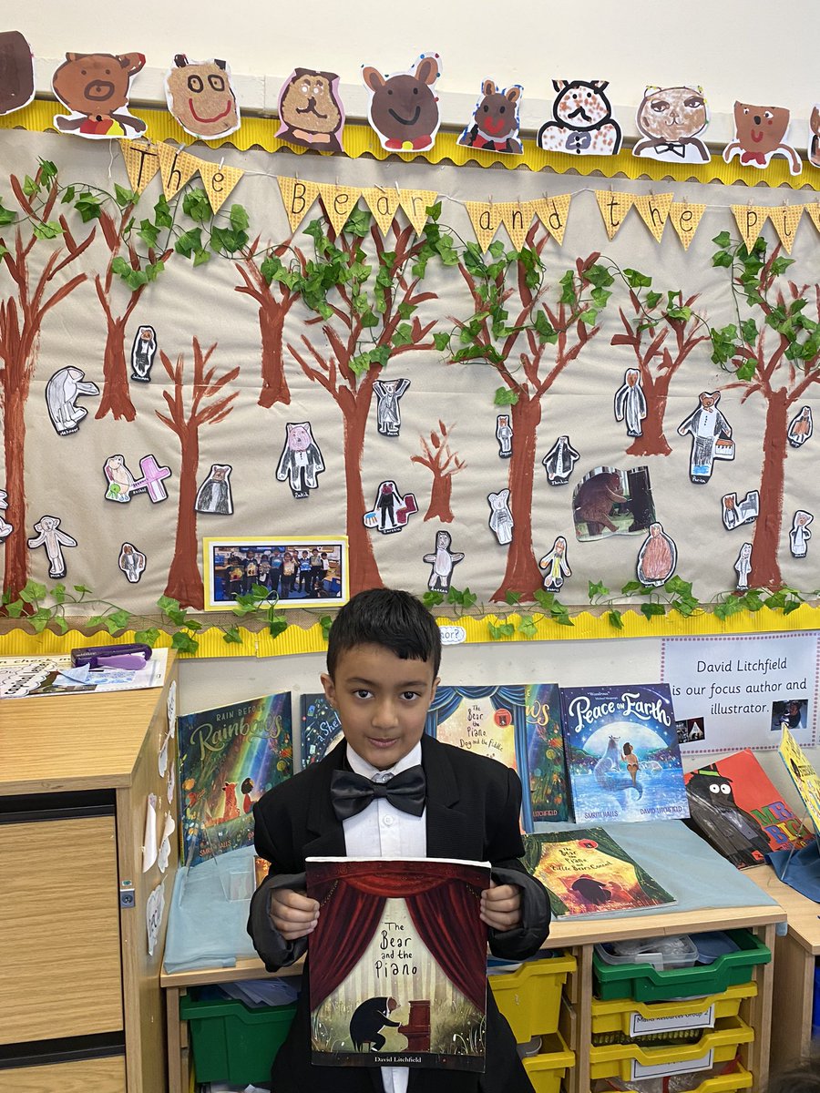 A special visitor arrived in school today. He helped us with our descriptions of Bear in the forest and came dressed in his tuxedo. @dc_litchfield @BirminghamEdu @_Reading_Rocks_ @HolyFamilyScho1 @OpenUni_RfP #englishhfb10