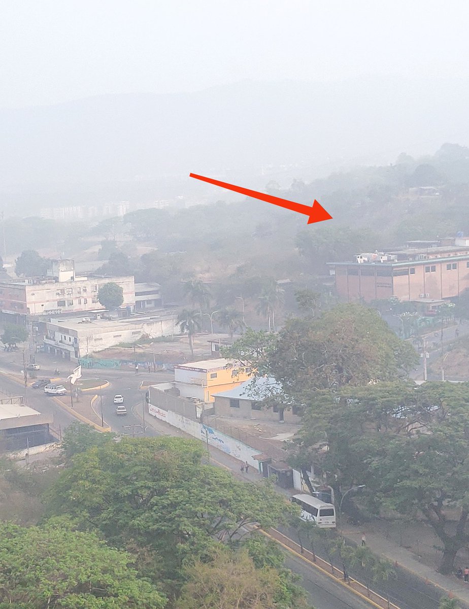 JuditKitty's tweet photo. Esto que se ve ahi es el Hospital de Cúa y lo que lo rodea es el humo tóxica proveniente del vertedero de basura municipal . 
Por favor apaguen eso @AldUrdaneta2 @OCUMAREYARE @Tuyeros @CHARALLAVECUA 
#VallesDelTuy #Cua #MunicipioUrdaneta #EstadoMiranda #apagones #Toxico #basura https://t.co/3o4ArRyBwm