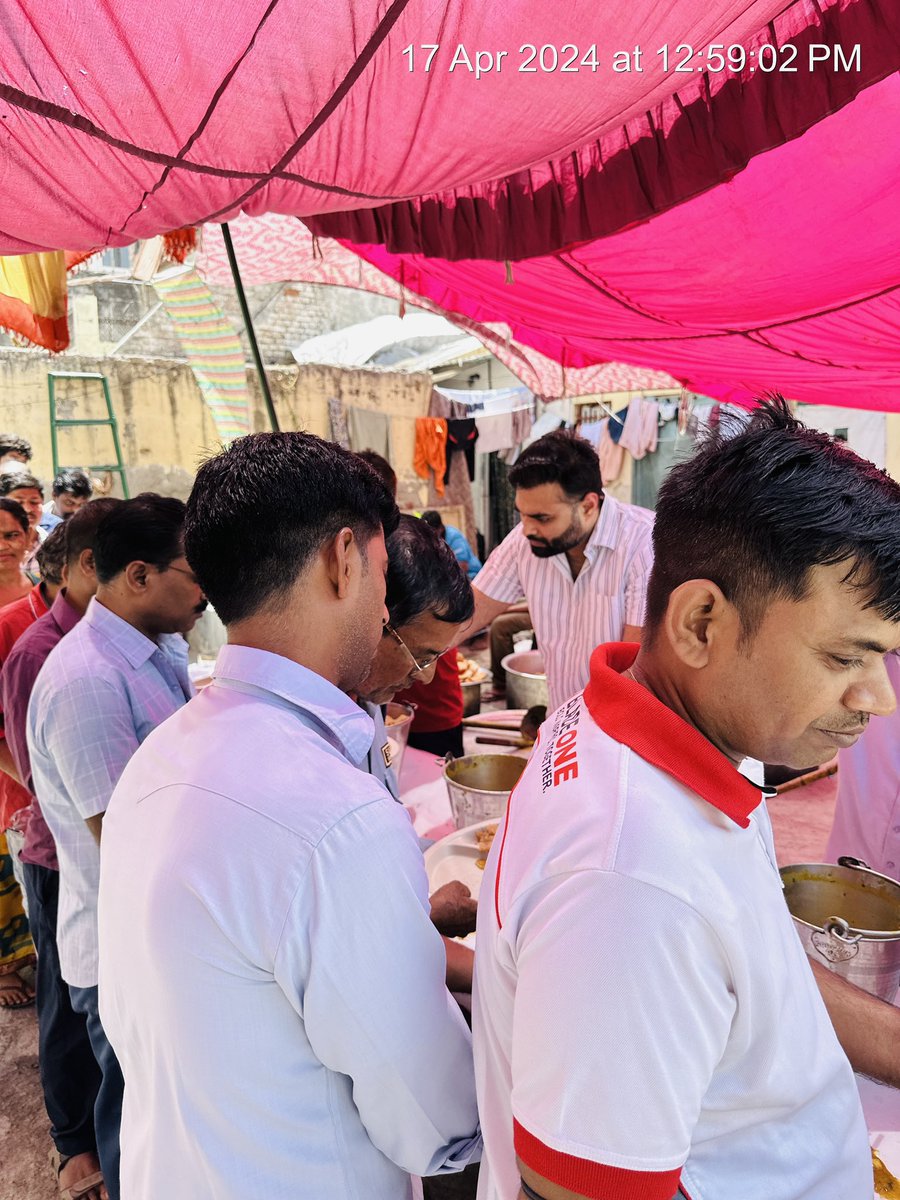 R_Chaprana0072's tweet photo. “माँ दुर्गा नवमी” एवं “श्री रामनवमी” पावन पर्व के उपलक्ष्य में अपने पैतृक निवास स्थान पर प्रसाद वितरण व भंडारा आयोजन का अवसर प्राप्त हुआ.. 
“दुर्गा एवं रामनवमी” पर आप सभी को: 🙏🏻
• संपूर्ण सौभाग्य
• समृद्धि 
• सफलता मिले..!
 जय माता की,जय सिया राम#RohitChaprana @DeependerSHooda https://t.co/ZhiSxdNECz