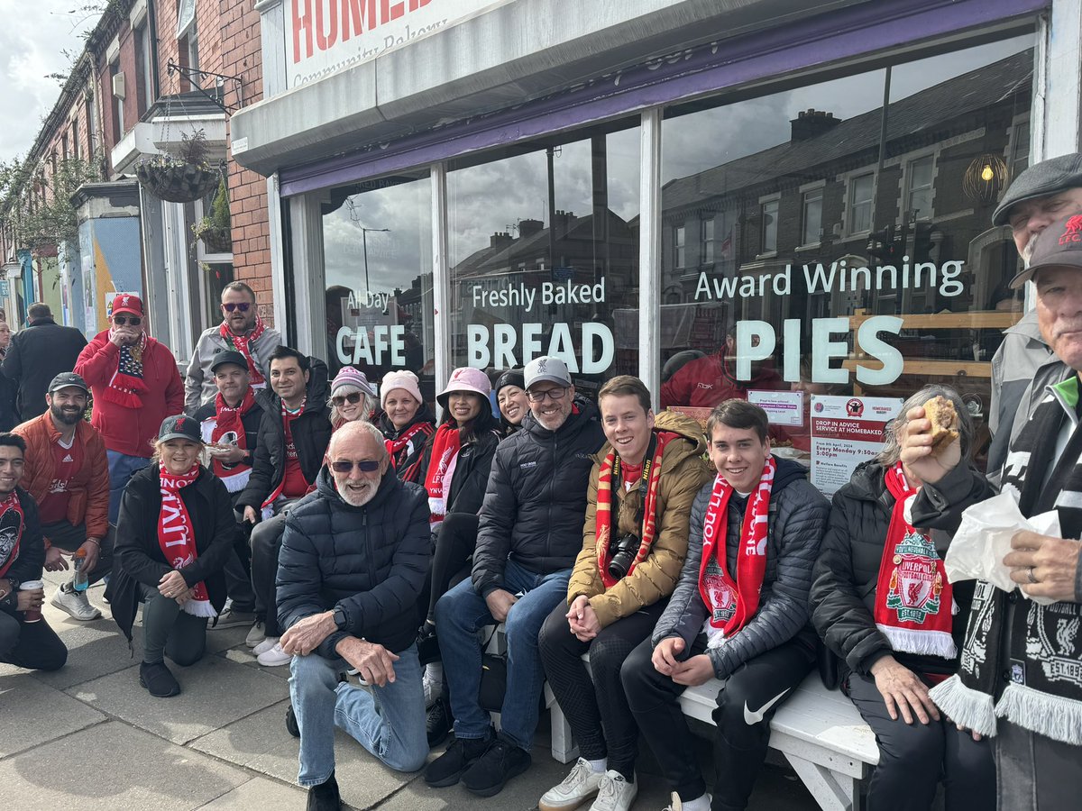 As always a pleasure to welcome Trips to Anfield to Homebaked Bakery🇺🇸🇨🇦 Great to speak to them about why Anfield is more than just a ground whilst feeding them delicious pies! Big thank you as always for coming in and choosing to #BuyLocal ❤️