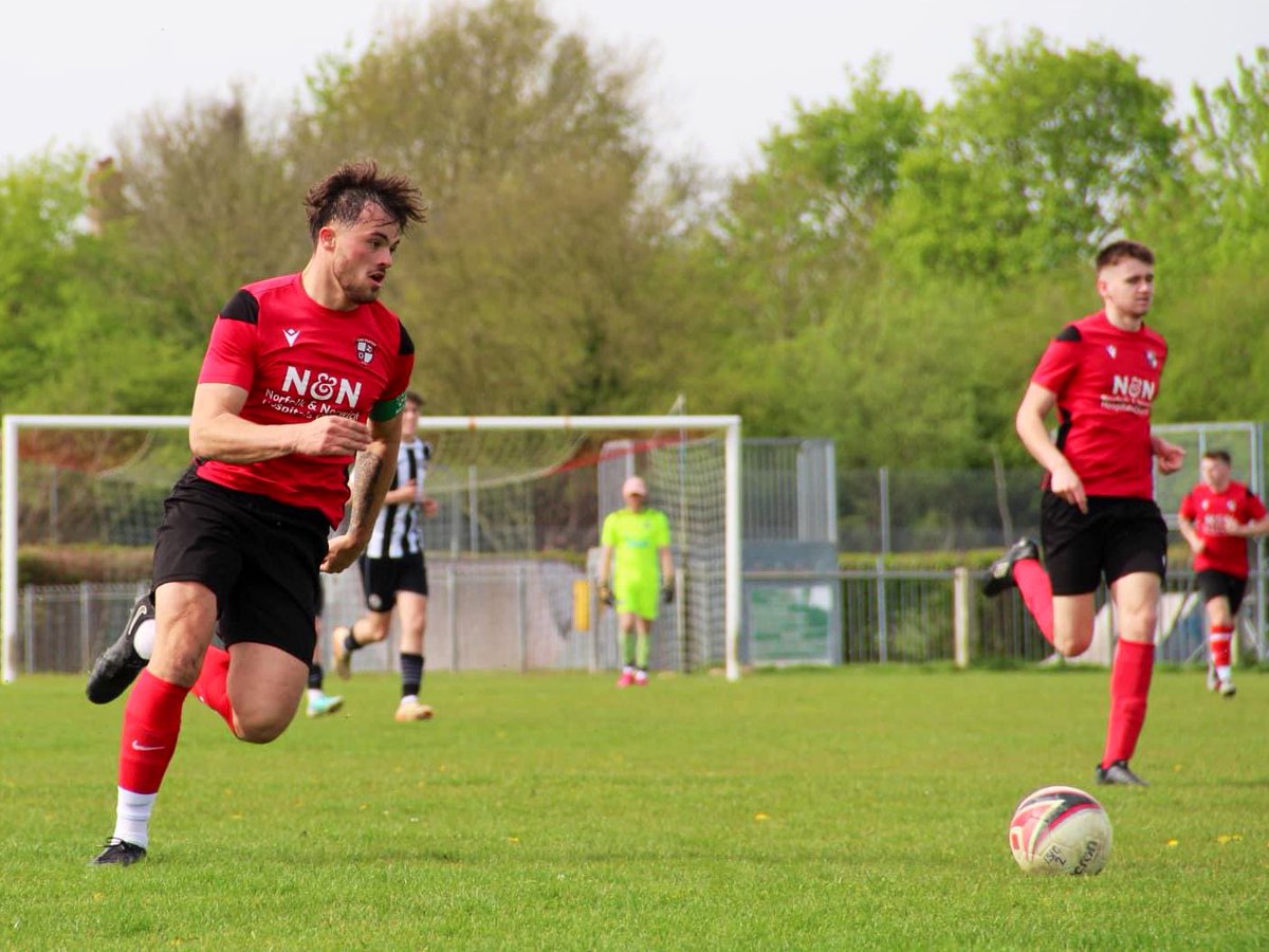 longstrattonfc's tweet photo. Reserves go to @ScoleUnited Res. this evening, a 6:30pm kick-off. @AnglianCom UTR ♥️🖤 https://t.co/JiSaviTYVA