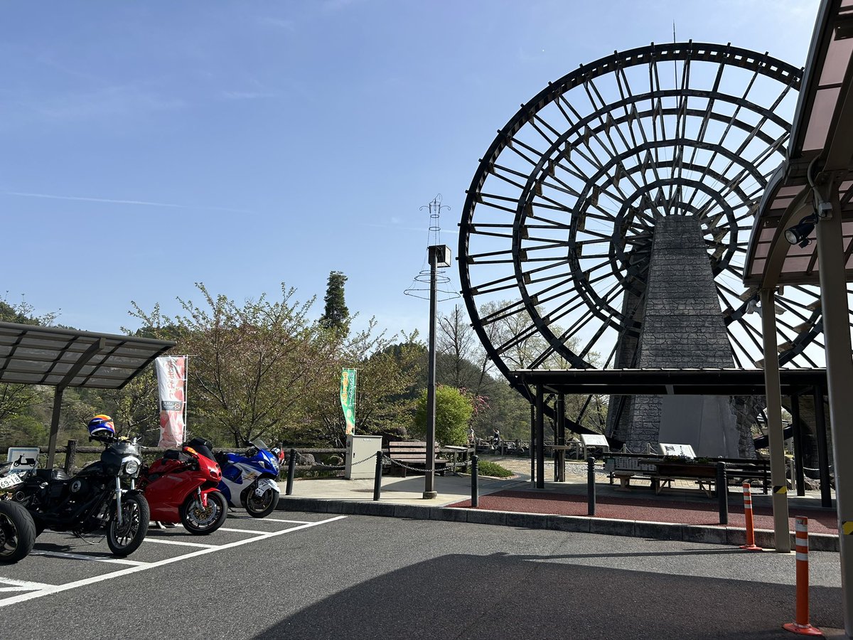 masatake252525's tweet photo. 古〜いバイク仲間
ドカ999は10万キロを超えそろそろ乗り換え
近くでツーリングしてたんで少しだけ合流させてもらい最後の勇姿を撮影
彼がドカで現れたときは独身だったのに
今や3児のパパ
そりゃ俺も歳を取る訳だ。

#fxdxt
#ドカティ999
#隼 https://t.co/FoUsUiAmLy