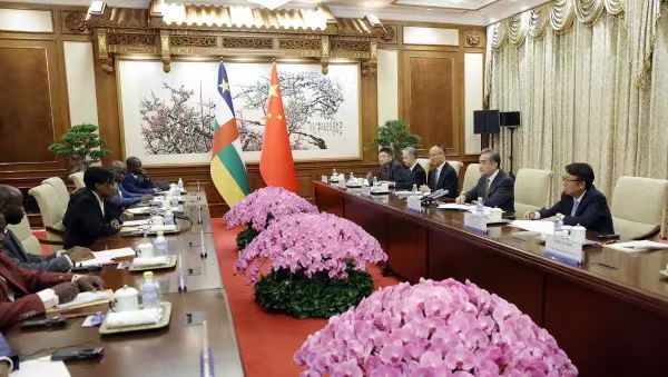 Le 15 avril 2024, S.E.M. Wang Yi, Ministre des Affaires étrangères a rencontré son homologue centrafricaine Sylvie Baïpo Temon à Beijing. Une déclaration conjointe sur la promotion de la mise en œuvre des trois initiatives mondiales est publiée à l’issue de leur rencontre.