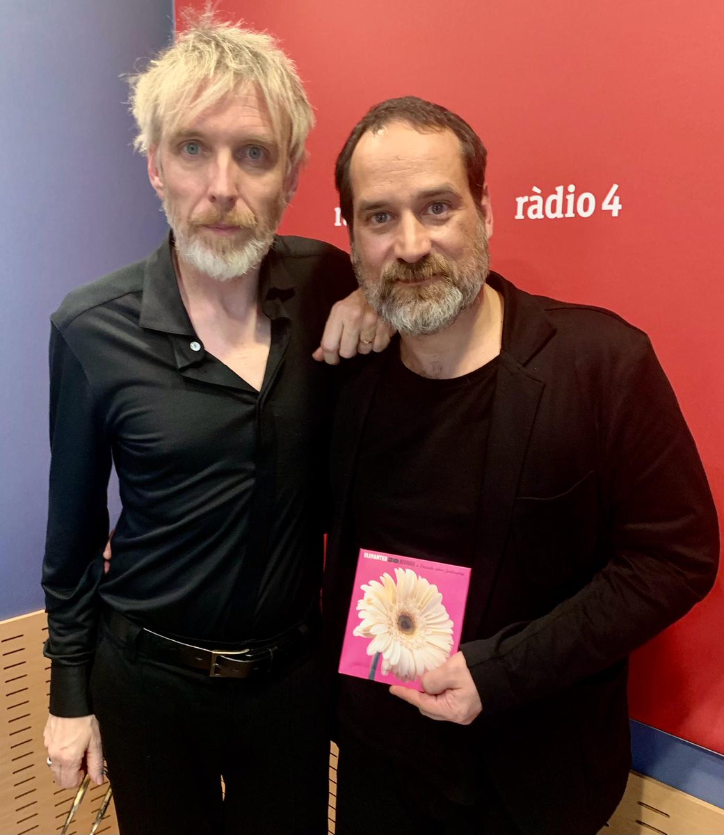 MetropoliRadio4's tweet photo. 🗣️:'Són cançons molt honestes i sinceres que a nivell emocional estan vives'

🎶 @ElefantesMusic publica nou disc '#30Aniversario o Tratado sobre jardinería' i arrenca gira molt especial a #Barcelona❗️

🔊 Recupera l'#𝔼ℕ𝕋ℝ𝔼𝕍𝕀𝕊𝕋𝔸 
🔗 #PodCast 👉 https://t.co/q7PSG3UWkM https://t.co/Km5K94m1op